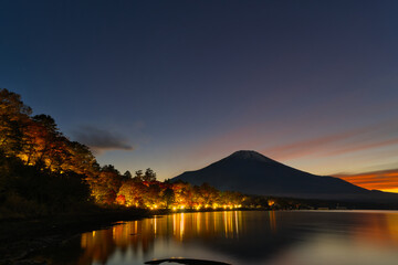 紅葉の山中湖と富士山