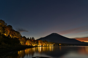 紅葉の山中湖と富士山