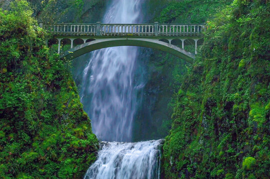 Foot Bridge over Multnomah Falls Lower tier, Oregon, USA