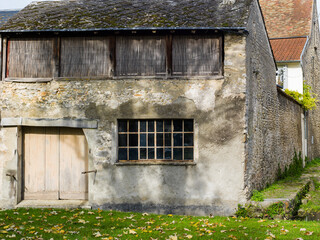vue urbaine avec ses canaux dans la ville d'Etampes dans le d&eacute;partement de l'Essonne dans la grande banlieue de Paris en France