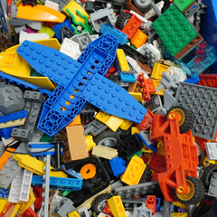 Naklejka premium Colorful assortment of toy building blocks, perfect for creative play and construction