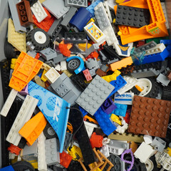 Naklejka premium Colorful assortment of toy building blocks in a storage container