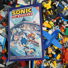 Naklejka premium Sonic the Hedgehog comic book with colorful characters and a Lego background