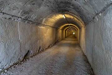 Naklejka premium Beleuchteter Tunnel zum Bunk’Art Museum, Tirana, Albanien