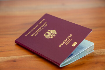 Neuer Deutscher Reisepass, Pass, Ausweis Deutschland - wichtiges Dokument für Urlaub und Einreise im Ausland
