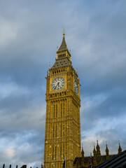 Obraz premium Beautiful night an Sunset view of Big Ben and the Houses of Parliament in London, illuminated over the River Thames with city lights reflecting on the water. UK