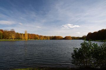 Ansicht auf den Decksteiner Weiher in Köln.