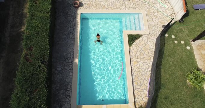 Vue a&eacute;rienne d'une nageuse dans une piscine