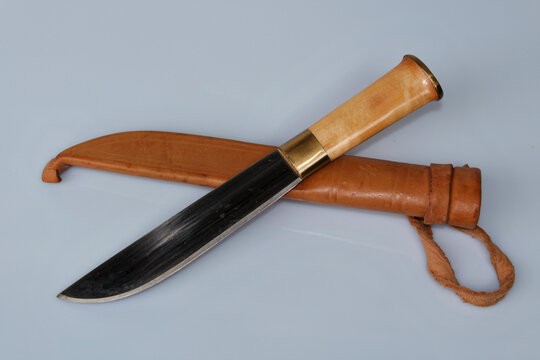 Ein traditionelles Sami-Jagdmesser (Puukko) aus Finnland mit Birkenholzgriff, Messingbeschlag und Lederscheide &ndash; ideal f&uuml;r die Jagd auf Rentiere