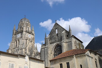 Fototapeta premium Cathédrale Saint Pierre, cathédrale de style gothique, ville de Saintes, département de la Charente Maritime, France