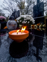 ceramiczny znicz nagrobny podczas dnia zmarłych © Kamil_k2p