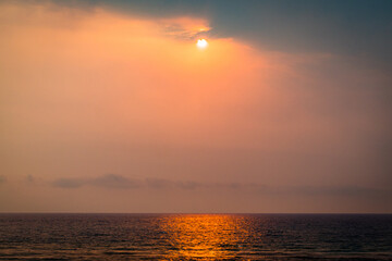 Fototapeta premium Couché de soleil sur l'océan Atlantique depuis la Plage de Contis à Saint-Julien-en-Born en France