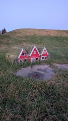 Czerwony domek krasnali na trawie © Asnyko