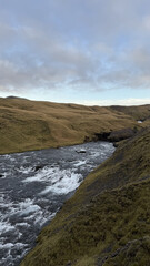 Przepływająca rzeka między górami 