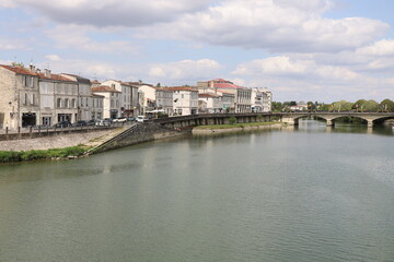 Fototapeta premium Le fleuve la Charente, ville de Saintes, département de la Charente Maritime, France