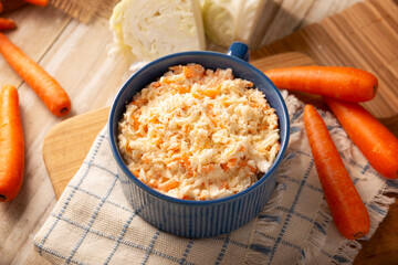 Coleslaw, salad made with cabbage and grated carrots, is an easy, fresh and healthy recipe known in many countries, usually served as a side dish to accompany other dishes.