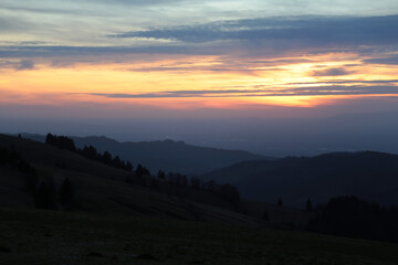 Obraz premium Sonnenuntergang im Schwarzwald mit blick auf die Vogesen in Frankreich
