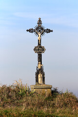 Ein altes Wegkreuz an einem Feldweg im nieder&ouml;sterreichischen Weinviertel