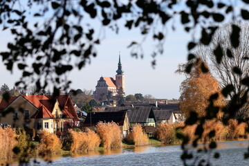 Poysdorf im nieder&ouml;sterreichischen Weinviertel mit Teichufer und Pfarrkirche