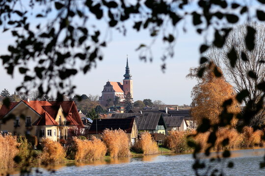 Poysdorf im nieder&ouml;sterreichischen Weinviertel mit Teichufer und Pfarrkirche