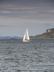Fototapeta premium Velero en el mar de Noruega