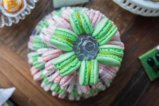 green and pink macarrones