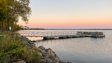 Obraz premium Pink Sun at Sunset Over the Lake