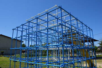 小学校の校庭に設置された遊具