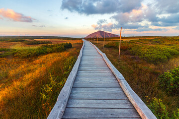 Równia pod Śnieżką - na pograniczu Polski i Czech w polskich górach Karkonoszach jesienną porą.