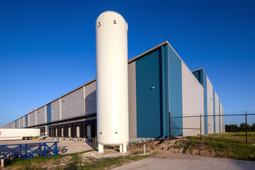 Tall tank to store liquid oxygen or nitrogen outside cold storage warehouse 