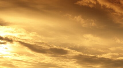 Obraz premium Majestic Sunset Sky Filled with Layers of Golden Clouds and Soft Sunlight Creating a Tranquil and Serene Atmosphere for Peaceful Reflection