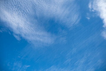 Obraz premium 春、秋の晴天のさわやかな日差し青空に浮かぶ雲・鰯雲 休日・ゴールデンウィーク・観光・旅行・アウトドア・洗濯のイメージ背景