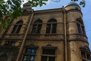 Obraz premium Old weathered stone building with arched windows and decorative details