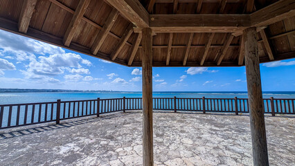 沖縄の青い海と展望台