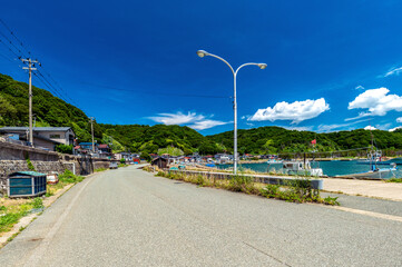自然に囲まれた静かな漁村の風景-秋田県戸賀港