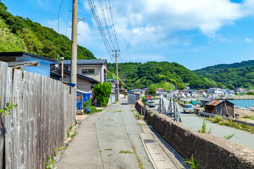 自然に囲まれた静かな漁村の風景-秋田県戸賀港