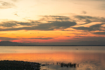 Obraz premium Scenic Sunset Over Water Reflection