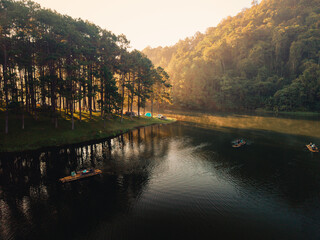 Obraz premium Autumn scenery of a tranquil lake surrounded by forest in clear weather, Pang Ung, Mae Hong Son