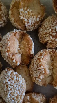 Onde-onde ketawa is a type of traditional Indonesian snack in the form of a dry cake without filling which has a crunchy texture and a cracked surface.