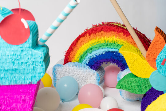 decoraci&oacute;n para fiesta infantil con variedad de pi&ntilde;atas y globos coloridos 