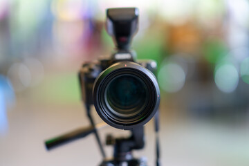 una cámara fotográfica profesional con radio, montada en tripié con fondo desenfocado