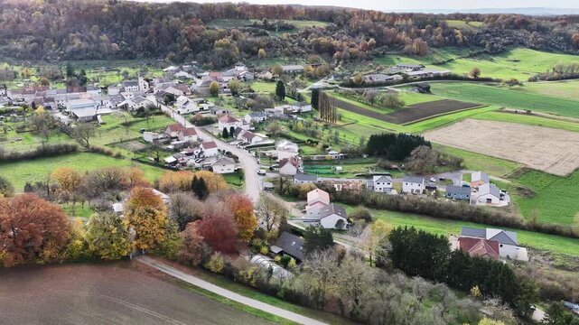 vue a&eacute;rienne du petit village de Budling dans le d&eacute;partement de la Moselle, en Lorraine. 