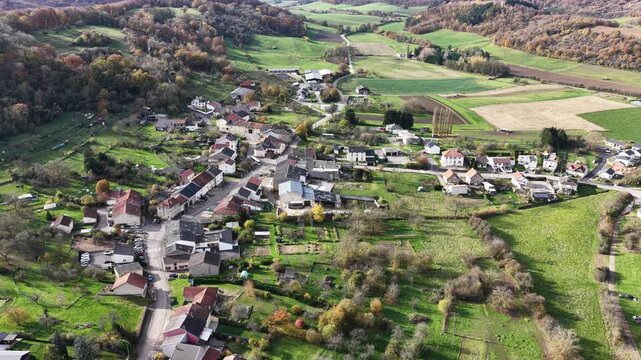 vue a&eacute;rienne du petit village de Budling dans le d&eacute;partement de la Moselle, en Lorraine. 