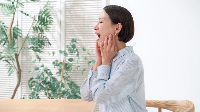 顎を気にする女性