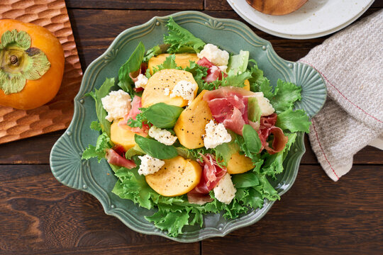 柿と生ハムとカッテージチーズの秋の彩りサラダ