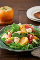 柿と生ハムとカッテージチーズの秋の彩りサラダ