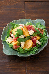 柿と生ハムとカッテージチーズの秋の彩りサラダ