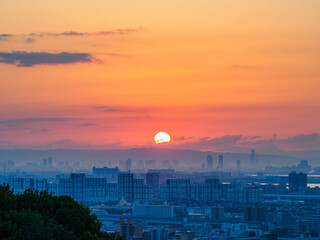 都市の夜明け　神戸市東灘区岡本の高台から市街地と大阪湾を隔て大阪市街地の景観