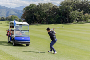 ゴルフを楽しむ日本人のミドル男性