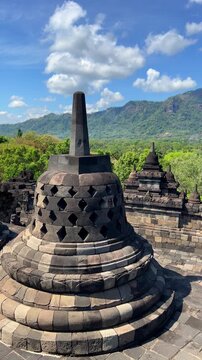 Buddhist Stupa. Borobudur Buddhist Temple is a temple complex of the Mahayana Buddhist tradition in Indonesia. It is located in the central part of the island of Java, near Yogyakarta. UNESCO. 4К